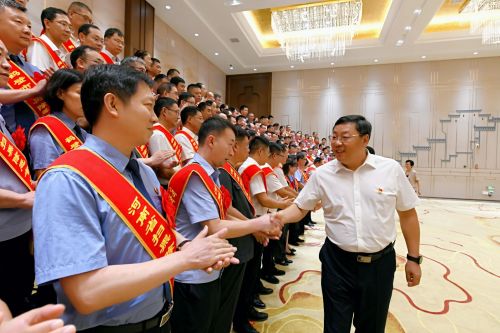 全市扫黑除恶专项斗争总结表彰大会召开 马富国接见受表彰代表